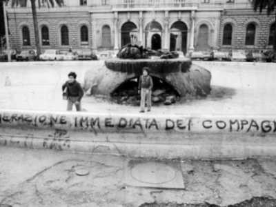 La citt� intanto come il resto d�Italia vede la contrapposizione tra comunisti e fascisti. Il capoluogo pugliese � praticamente diviso in zone: se piazza Umberto ad esempio � una roccaforte �rossa�, la chiesa di San Ferdinando in via Sparano � territorio �nero�